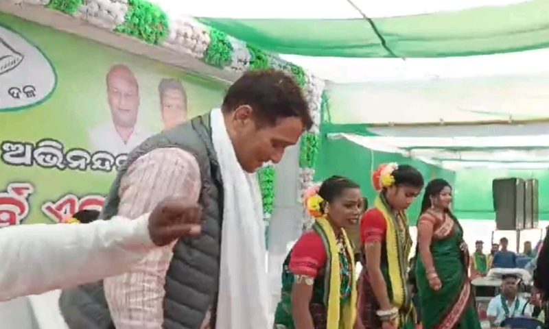 ବିଜେଡି ମିଶ୍ରଣ ପର୍ଵ ରେ ମଞ୍ଚ ରେ ନାଚି ଧୂମ ମଚାଇଲେ ଜୁନାଗଡ଼ ବିଧାୟକ।