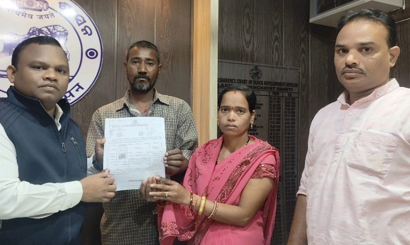 କାର୍ଯ୍ୟାଦେଶ ପାଇବାର ଛଅ ମାସ ପରେବି ହିତାଧିକାରୀଙ୍କୁ ମିଳିନି ପ୍ରଥମ କିସ୍ତି  ର ଟଙ୍କା ,ବିଡ଼ିଓ ଙ୍କୁ ଗୁହାରି କଲେ ହିତାଧିକାରୀ… ଆବାସ ଯୋଜନା କୁ ନେଇଁ ଉଠିଲା ପ୍ରଶ୍ନ…