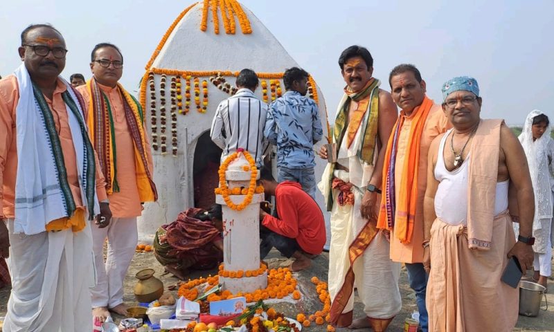 ମହାନଦୀ ଗର୍ଭ ସ୍ଥିତ ଶ୍ରୀରାମ ପାଦରେ ସକ୍ଷମ ପକ୍ଷରୁ ହୋମ ଯଜ୍ଞ ଓ ପୂଜାକର୍ମ