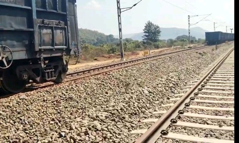 ଦୁର୍ଘଟଣା ରୁ ବର୍ତ୍ତିଗଲା ମାଲବାହି ଟ୍ରେନ…ଅନକପଲ ହୋଇ ୧୪ଟି ବଗି ପଛରେ ରହିଗଲା..