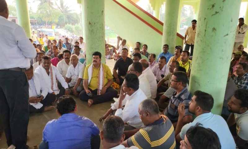 ତୁଳୁ ଠାରେ କିଆଫୁଲ ଚାଷୀ ଙ୍କ ସହ ଆଲୋଚନା କଲେ ବିଧାୟକ ବିକ୍ରମ।