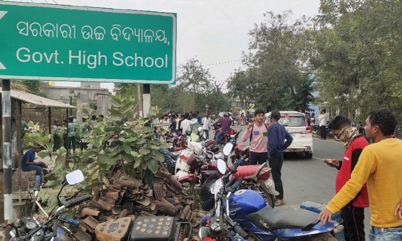 ପରୀକ୍ଷା କେନ୍ଦ୍ର ଆଗରେ ଟ୍ରାଫିକ ଅବ୍ୟବସ୍ଥା, ପୋଲିସ ଦୃଷ୍ଟି ଦେବାକୁ ଦାବି।