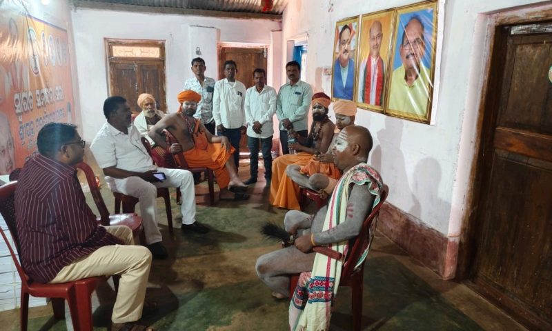 ଲକ୍ଷ୍ମୀପୁର ବିଜେପି କାର୍ଯ୍ୟଳୟରେ ନାଗା ବାବା…  ଆଶାୟୀ ପ୍ରାର୍ଥୀ ଙ୍କୁ ଦେଲେ ଗୁରୁ ମନ୍ତ୍ର