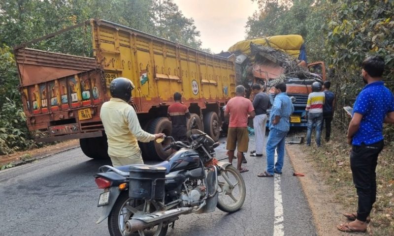 ଦୁଇ ଟ୍ରକ୍ ମୁହାଁ ମୁହିଁ ଧକ୍କା, ଦୁଇ ଚାଳକ ଗୁରୁତ୍ତର