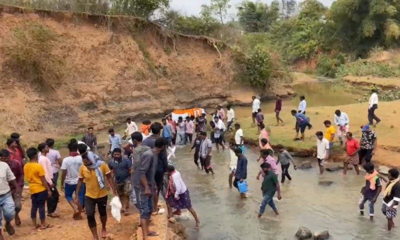 ପୁଣି ନଦୀ ପାର ହୋଇ ଶବ ସଂସ୍କାର..ବାରମ୍ବାର କହିବା ସତ୍ୱେ ହୋଇପାରୁନି ପୋଲୋ..