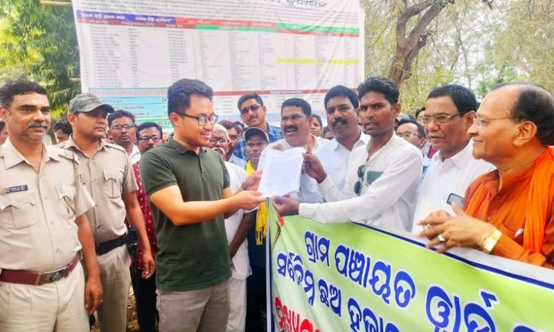 ୫ ଦଫା ଦାବିନେଇ ଉପଜିଲ୍ଲାପାଳଙ୍କ କାର୍ଯ୍ୟାଳୟ ନିକଟରେ ଧାରଣା ରେ ବସିଲେ ଉପଖଣ୍ଡିୟ ୱାର୍ଡ ସଭ୍ୟ ସଭ୍ୟା