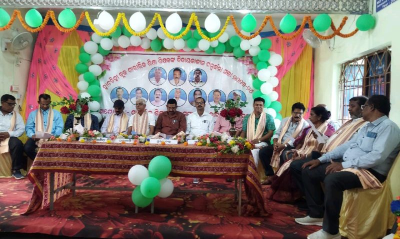 କ୍ରୀଡା ଶିକ୍ଷକ ଙ୍କୁ ଅବସର କାଳୀନ ସମ୍ବର୍ଦ୍ଧନା ।