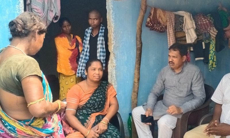 ଦୁର୍ଘଟଣାରେ ମୃତକଙ୍କ ପରିବାରକୁ ବିଧାୟକଙ୍କ ସହାୟତା