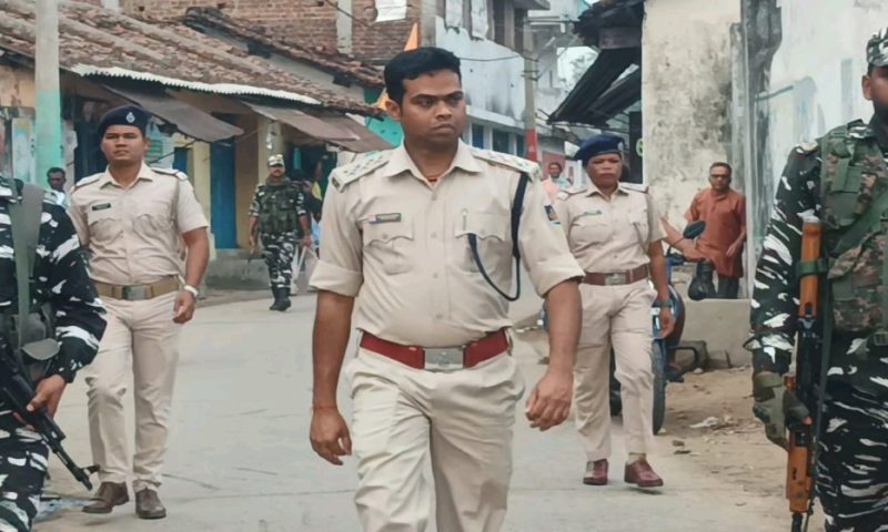 ନିର୍ବାଚନ କୁ ଦୃଷ୍ଟିରେ ରଖି ଆମପାଣି ପୋଲିସ ପକ୍ଷରୁ ଫ୍ଲାଗ ମାର୍ଚ୍ଚ ।