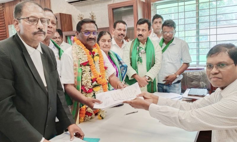 ଦ୍ଵିତୀୟ ପର୍ଯ୍ୟାୟ ନାମାଙ୍କନ ର ଷଷ୍ଠ ଦିନ : ବିରାଟ ପଟୁଆରରେ ଆସି ନାମଙ୍କନ ଦାଖଲ କାଲେ ଉପବାଚସ୍ପତି ସାଲୁଗା ପ୍ରଧାନ