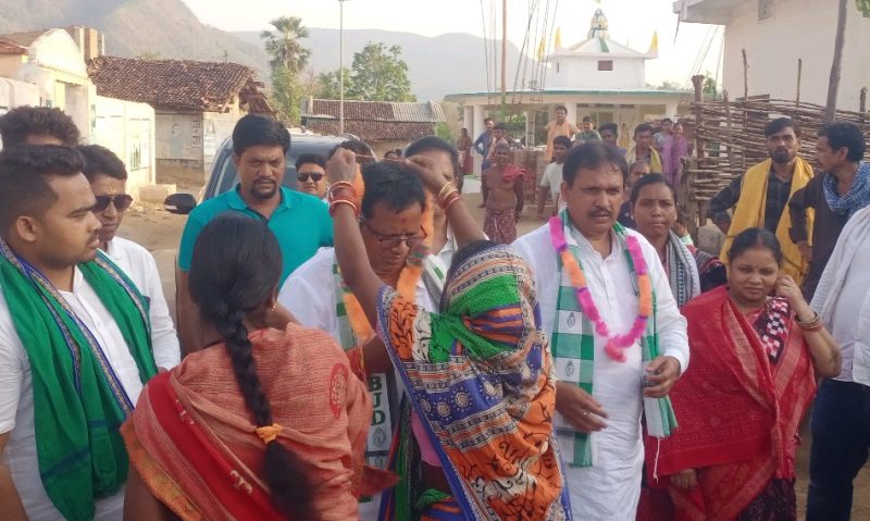 ଜନତାଙ୍କୁ ଭୋଟଭିକ୍ଷା କଲେ ସାଂସଦ ଓ ବିଧାୟକ ପ୍ରାର୍ଥୀ : ଗୋବର୍ଦ୍ଧନପୁର ପଞ୍ଚାୟତରେ ବିଜେଡିର ମାରାଥନ ପ୍ରଚାର