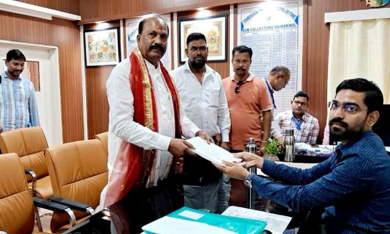ନିରାଡମ୍ବରରେ ଯାଇ ପ୍ରାର୍ଥୀ ପତ୍ର ଦାଖଲ କଲେ ରେଢାଖୋଲ ବିଜେପି ପ୍ରାର୍ଥୀ ଦେବେନ୍ଦ୍ର ମହାପାତ୍ର