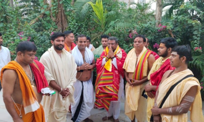 ପୁରୀ ଶ୍ରୀମନ୍ଦିରରୁ ଆସିଲେ ସେବାୟତ,ଆଶିର୍ବାଦ କଲେ ଧର୍ମେନ୍ଦ୍ରଙ୍କୁ