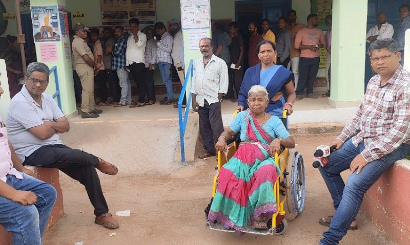 ଅବ୍ୟବସ୍ଥା ମଧ୍ୟରେ ଲକ୍ଷ୍ମୀପୁର ରେ ସମାପ୍ତ ହେଲା ପ୍ରଥମ ପର୍ଯ୍ୟାୟ ନିର୍ବାଚନ, ଟାଣ ଖରାରେ ଘଣ୍ଟା ଘଣ୍ଟା ଅପେକ୍ଷା କଲେ ଭୋଟର…