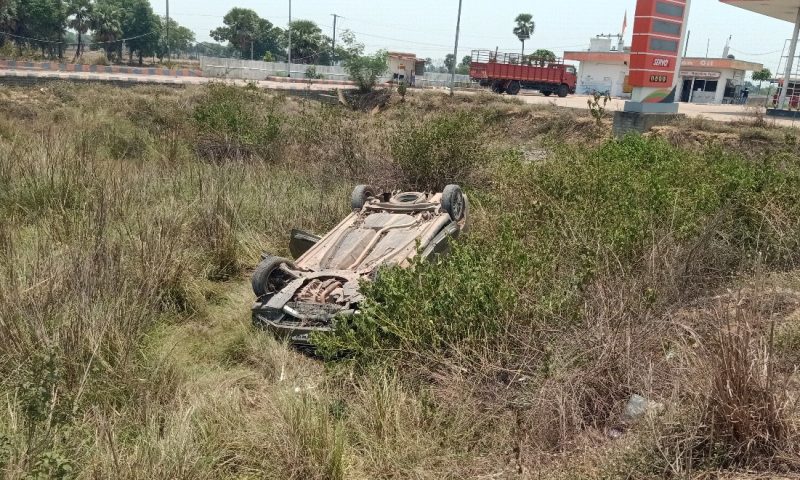 ଭାରସାମ୍ୟ ହରାଇ ଓଲଟିଲା କାର
