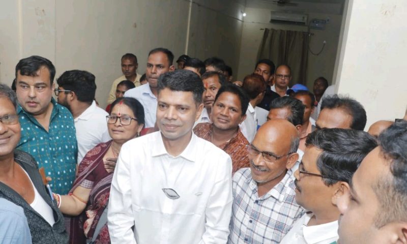 ୫ଟି ଅଧ୍ୟକ୍ଷ  କାର୍ତ୍ତିକ ପାଣ୍ଡିଆନଙ୍କୁ ଭେଟିଲେ ୩୦ ରୁ ଉର୍ଦ୍ଧ୍ବ ସଂଗଠନର କର୍ମକର୍ତ୍ତା