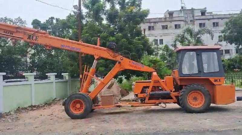 ରାସ୍ତା ପାର ହେବା ବେଳେ ଯୁବତୀଙ୍କ ଉପରେ ମାଡ଼ିଗଲା କ୍ରେନ୍