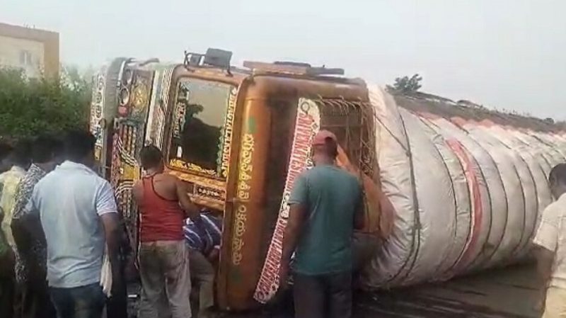 ପରିବା ବୋଝେଇ ଟ୍ରକ ଓଲଟି ଡ୍ରାଇଭର ମୃତ, ଅଳ୍ପକେ ବର୍ତ୍ତିଲେ ହେଲପର