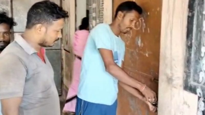 ପ୍ରଧାନ ଶିକ୍ଷୟିତ୍ରୀଙ୍କୁ ସ୍କୁଲରେ ତାଲା ପକାଇଲେ ଅଭିଭାବକ, କାରଣ…