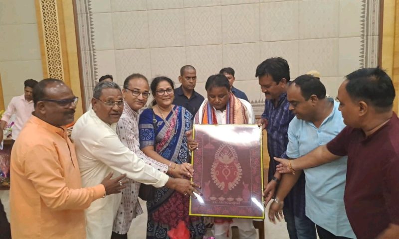 ମୁଖ୍ୟମନ୍ତ୍ରୀ ଶ୍ରୀ ମୋହନ ମାଝୀଙ୍କୁ ସମ୍ବଲପୁର ବିଜେପି ପକ୍ଷରୁ ମାଁ ସମଲେଇ ଙ୍କ ବାନ୍ଧ କଳା ପ୍ରତିକୃତି ପ୍ରଦାନ
