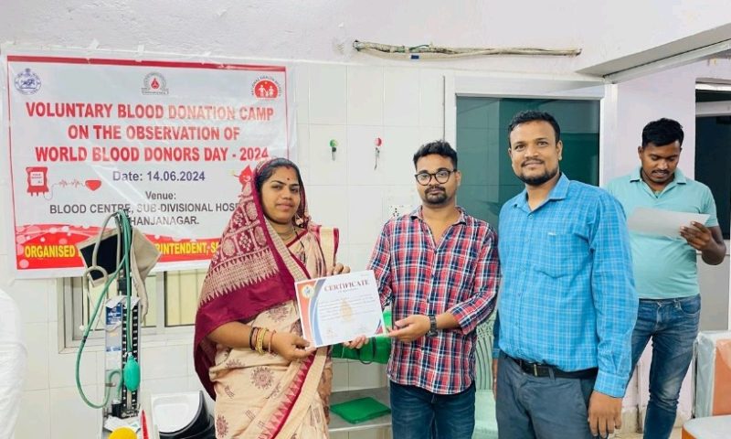 ସେର୍ଚ୍ଛାକୃତ ରକ୍ତଦାନ କରି ନିଜ ଗାଁ ପାଇଁ ଆଦର୍ଶ ସାଜିଲେ ଦୁଇ ଯୁବକ ଏବଂ ମହିଳା