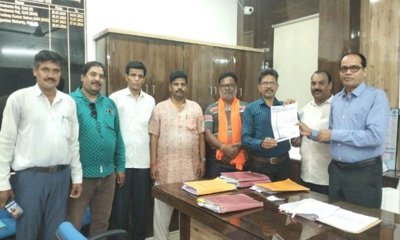 କାର୍ଯ୍ୟରତ ଖବରଦାତାଙ୍କୁ ଦୁର୍ବ୍ୟବହାର ଘଟଣାକୁ ଏସୟୁଜେ ସମ୍ବଲପୁର ଶାଖାର ନିନ୍ଦା ସାମ୍ବାଦିକ ସୁରକ୍ଷା ଆଇନ ପ୍ରଣୟନ ପାଇଁ ମୁଖ୍ୟମନ୍ତ୍ରୀଙ୍କୁ ଦାବିପତ୍ର ପ୍ରଦାନ