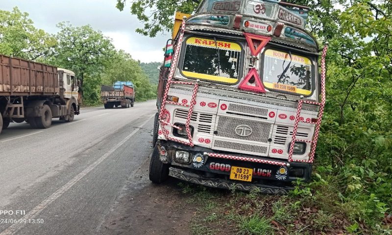 ଟ୍ରକକୁ ଧକ୍କାମାରି ବଲେରୋ ଗାଡି ଦୁର୍ଘଟଣା ଗ୍ରସ୍ତ           ଅଳ୍ପକେ ବର୍ତ୍ତିଲେ ଡ୍ରାଇଭର ସହ ଦୁଇ ଯୁବକ