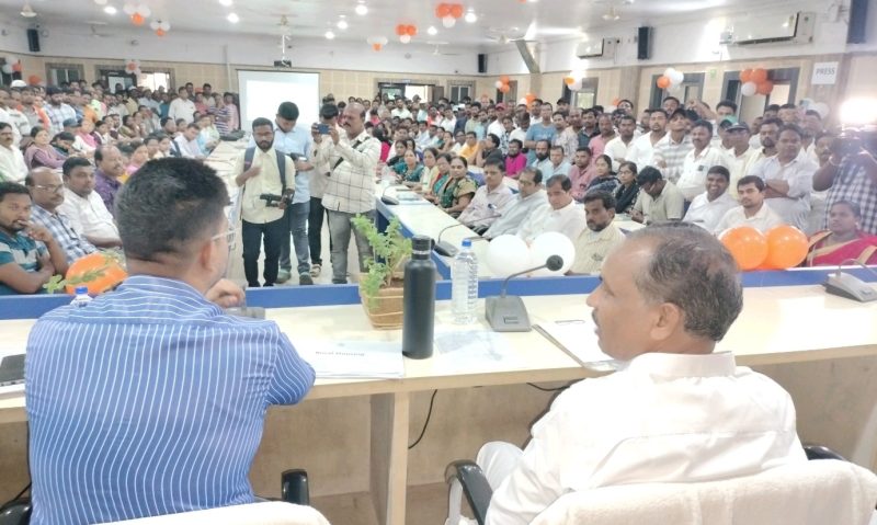 ରଙ୍ଗେଇଲୁଣ୍ଡା ବ୍ଲକ୍ କାର୍ଯ୍ୟାଳୟ ରେ ମନ୍ତ୍ରୀ ଙ୍କ ସମିକ୍ଷା ବୈଠକ।ହାତଗଣତି ଜନପ୍ରତିନିଧି ଉପସ୍ଥିତ ରହିଥିବା ରୁ କ୍ଷୋଭ।ବିଭାଗୀୟ ଅଧିକାରୀ କାମ କରିବାକୁ ଇଚ୍ଛା ନଥିଲେ ନିଜେ ନିଜେ ଅନ୍ୟତ୍ର ବଦଳି ହୋଇ ଯାଆନ୍ତୁ।