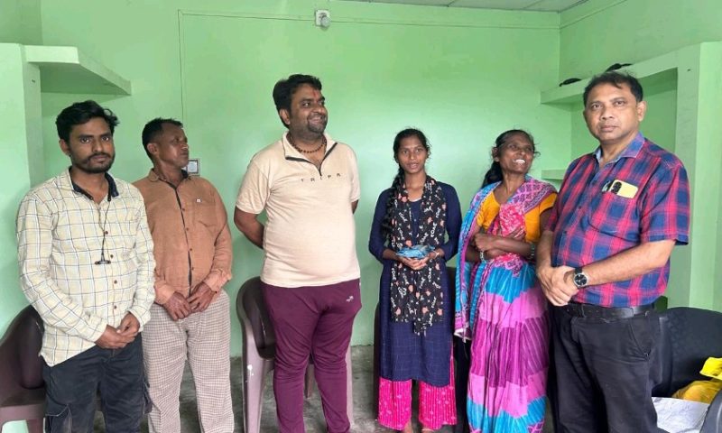 ଅସହାୟ ଝିଅକୁ ପାଠ ପଢ଼ାଇବାକୁ ହାତ ବଢ଼ାଇଲେ ସମାଜସେବୀ