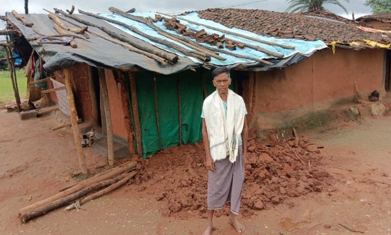 ଲଗାଣ ବର୍ଷାରେ ମାଟିଘର କାନ୍ଥ ଭୁଷୁଡ଼ିଲା, ଅଳ୍ପକେ ବର୍ତ୍ତିଲେ ପରିବାର ଲୋକେ