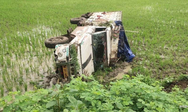 ଛାତ୍ରୀ ଙ୍କୁ ବଞ୍ଚାଇବା କୁ ଯାଇ ଭାରସାମ୍ୟ ହରାଇ ପିକଅପ ଗାଡି ଦୁର୍ଘଟଣା