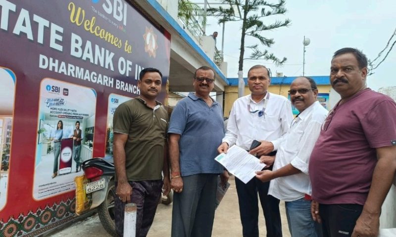 ଧର୍ମଗଡ ଷ୍ଟେଟ ବ୍ୟାଙ୍କ ରେ ପାର୍କିଂ ସ୍ଥାନର ଅଭାବ,ଚିଫ ଜେନେରାଲ ମ୍ୟାନେଜରଙ୍କ ଦୃଷ୍ଟି ଆକର୍ଷଣ କଲା ଧର୍ମଗଡ ବ୍ୟବସାୟୀ ସଙ୍ଘ।