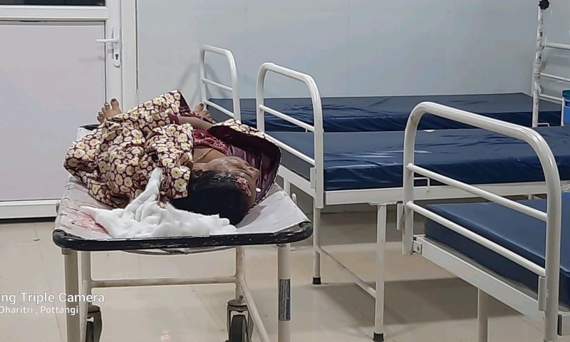 ଦୁଇ ସନ୍ତାନ ଓ ସ୍ୱାମୀ ଙ୍କ ସମୁଖରେ ସ୍ତ୍ରୀ ଙ୍କର ମୋଟର ସାଇକେଲ ଦୁର୍ନେଟଣା ରେ ମୃତ