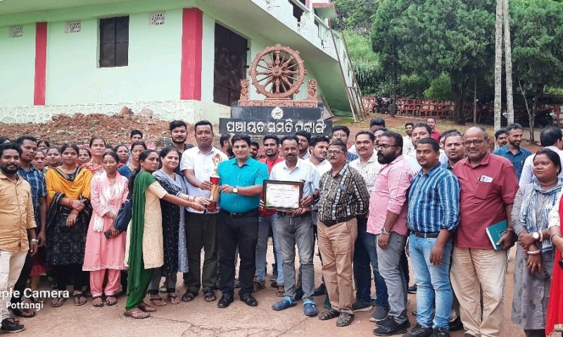 ତ୍ରିରଙ୍ଗା ଯାତ୍ରା ପଟ୍ଟାଙ୍ଗି ବ୍ଲକ ଜିଲ୍ଲାରେ ପ୍ରଥମ ସ୍ଥାନ ଗ୍ରହଣ କରି ଶିକ୍ଷା ମନ୍ତ୍ରୀ ଙ୍କ ଠାରୁ ହେଲେ ସମ୍ମାନିତ