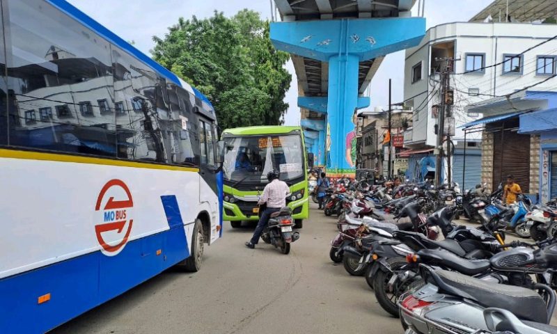 ଫ୍ଲାଇଓଭର ତଳ  ସଂକୁଚିତ ରାସ୍ତାର ଅଧବାଟରେ ଅଣନିଶ୍ୱାସୀ ହୋଇଯାଉଛି ମୋ ବସ, ହୋସ ଉଡ଼ୁଛି ପଥ ଚାରୀଙ୍କ,ରାସ୍ତା ପ୍ରଶସ୍ତିକରଣ କେବେ…?