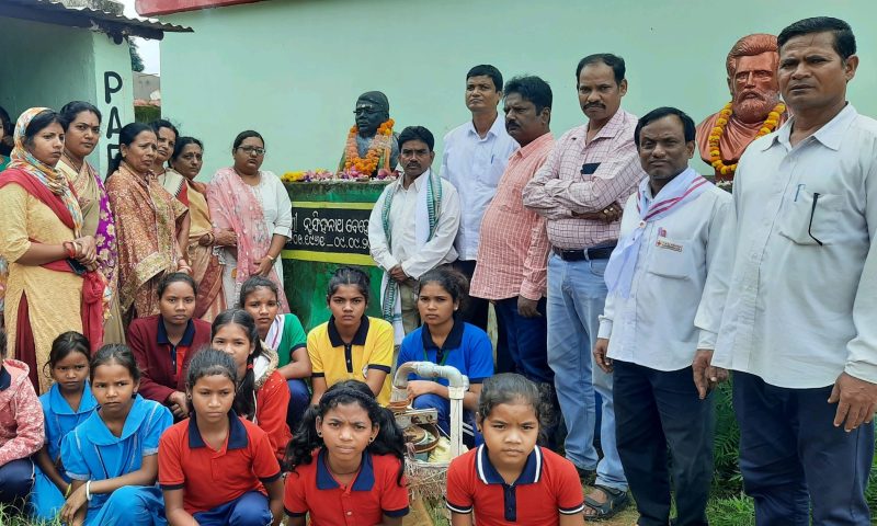 ବିଦ୍ୟାଳୟ ପ୍ରତିଷ୍ଠାତା ଙ୍କ ପ୍ରତିମୂର୍ତ୍ତି ସ୍ଥଳେ ଛାତ୍ରଛାତ୍ରୀ ଓ ଶିକ୍ଷକ ଶିକ୍ଷୟିତ୍ରୀ ଜଣାଇଲେ ଶ୍ରଦ୍ଧାଞ୍ଜଳି