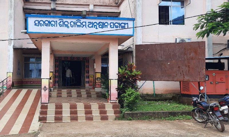 ସୀମାନ୍ତ ବର୍ତ୍ତି ସରକାରୀ ଶିଳ୍ପ ତାଲିମ ଅନୁଷ୍ଠାନ ପ୍ରତି ବିଭାଗୀୟ ଉଚ୍ଚ ଅଧିକାରୀ ଙ୍କ ବୈଇମାତ୍ରୁକ ମନଭାବ ବଦଳି ପରେ ବଦଳି ହେଉଛନ୍ତି ପ୍ରିନ୍ସପାଲ୍