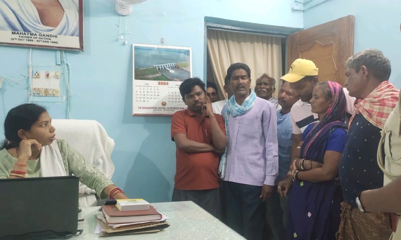 ଅଭିଯୁକ୍ତ କୁ ଗିରଫ କରିବା ପାଇଁ ପିଡିତା ନାବାଳିକା ପରିବାର ଥାନା ର ଦ୍ୱାରସ୍ଥ।