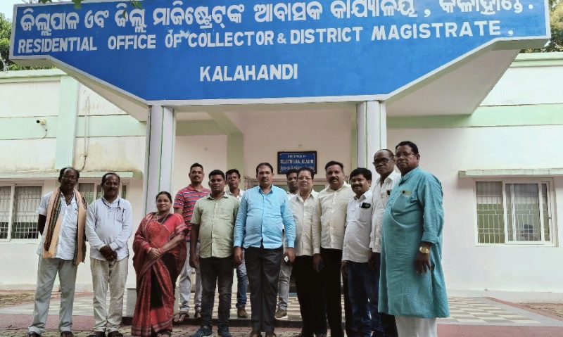 ସହକାରୀ ନିର୍ବାହୀ ଯନ୍ତ୍ରୀଙ୍କ ବଦଳି ବାତିଲ ଦାବି  : ଜିଲ୍ଲାପାଳଙ୍କୁ ଭେଟିଲେ ନିର୍ବାଚିତ ପ୍ରତିନିଧି ଦଳ