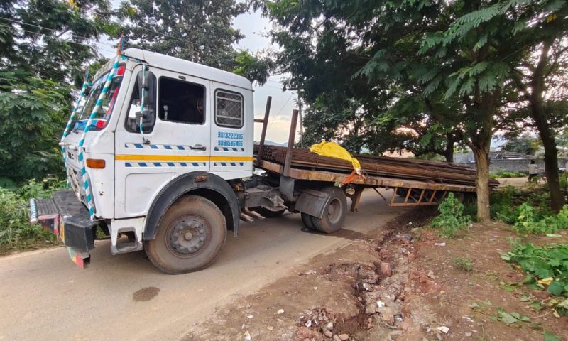 ଗୁଗୁଲ ମ୍ୟାପ କାଳ ହେଲା, ଭୁଲ ରାସ୍ତାରେ ଯାଇ ଫସିଲା ଟ୍ରଲର : ବିଶ୍ୱନାଥପୁର- ମୂଷାନାଳ ଯାତାୟତ ଠପ