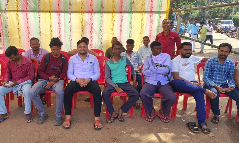 ଜିଲ୍ଲା ଭିତିକ ନିଯୁକ୍ତି ଦାବିରେ ଲକ୍ଷ୍ମୀପୁର ଠପ..ଯାତ୍ରୀ ହନ୍ତସନ୍ତ