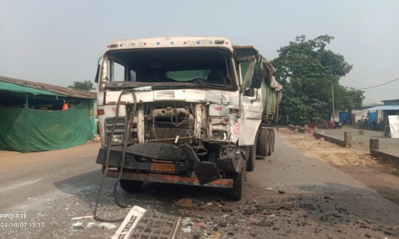 ଟ୍ରକ ପଛକୁ ଧକ୍କାମାରି କୋଇଲା ଟ୍ରକ ଦୁର୍ଘଟଣା ଗ୍ରସ୍ତ   ଅଳ୍ପକେ ବର୍ତ୍ତିଲେ ଡ୍ରାଇଭର