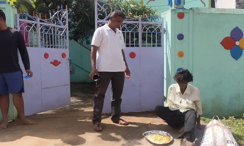 ଅଜଣା ଯୁବକ ଙ୍କୁ ସାହାଯ୍ୟ କରି ଗାଁ କୁ ପଠାଇଲେ