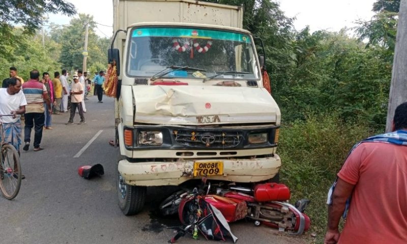 ମୁଖୀଗୁଡା ଫାଣ୍ଡି ନିକଟରେ ଦୁର୍ଘଟଣା, ୪୦୭ ଗାଡି ଧକ୍କା ରେ ବାଇକ ଚାଳକ ମୃତ।