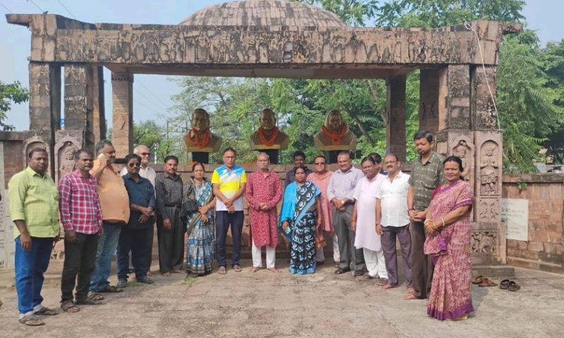 ସମ୍ବଲପୁର ବିଚାରମଞ୍ଚ ପକ୍ଷରୁ ଭାଗୀରଥି ପଟ୍ଟନାୟକ ଓ ଯମ୍ବୁବତୀ ଦେବୀଙ୍କୁ ଶ୍ରଦ୍ଧାଞ୍ଜଳି