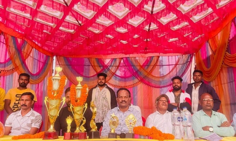 ରେଙ୍ଗାଲି ରେ 40ବର୍ଷ ରୁ ଉର୍ଦ୍ଧ୍ବ ଜୁବକ ଙ୍କ ଏକ ଦିନିଆ ଭେଟେରାନ ଫୁଟବଲ ଟୁର୍ଣ୍ଣାମେଣ୍ଟ। ଏମସିଏଲ ବୁର୍ଲା ଚମ୍ପିୟାନ
