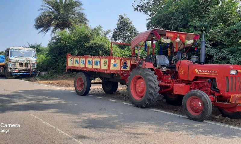 ଟ୍ରାକ୍ଟର କୁ ଧକ୍କା ଦେଲା ଟ୍ରଲର ଅଳ୍ପକେ ବର୍ତ୍ତିଲେ ପୋଲିସ