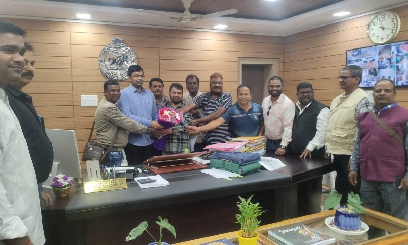 କୋରାପୁଟ ଜିଲ୍ଲା ସାମ୍ବାଦିକ ସଙ୍ଘ ର ନୂତନ କର୍ମକର୍ତା ଜିଲ୍ଲାପାଳ ଓ ଏସପି ଙ୍କୁ କଲେ ସୌଜନ୍ୟ ମୂଳକ।