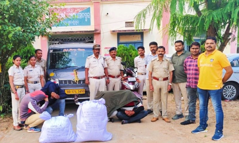 ଗଞ୍ଜେଇ ସହ ମହିନ୍ଦ୍ରା ସୁପ୍ରୋ ଓ ଏକଟିଭା ସ୍କୁଟି ଜବତ, ୪ ଗିରଫ