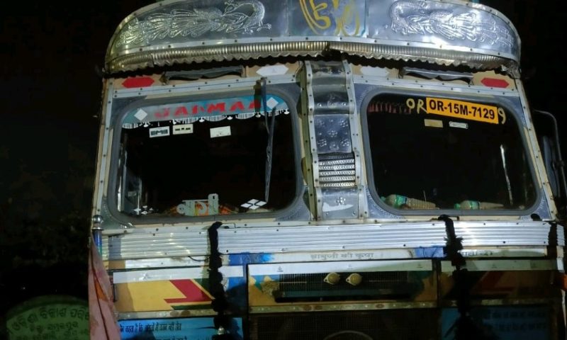 କୋଇଲା ଚୋରଚାଲାଣ ବେଳେ ଦୁଇ ଟ୍ରକ୍ ସହ ୩ ଜଣ ଗିରଫ